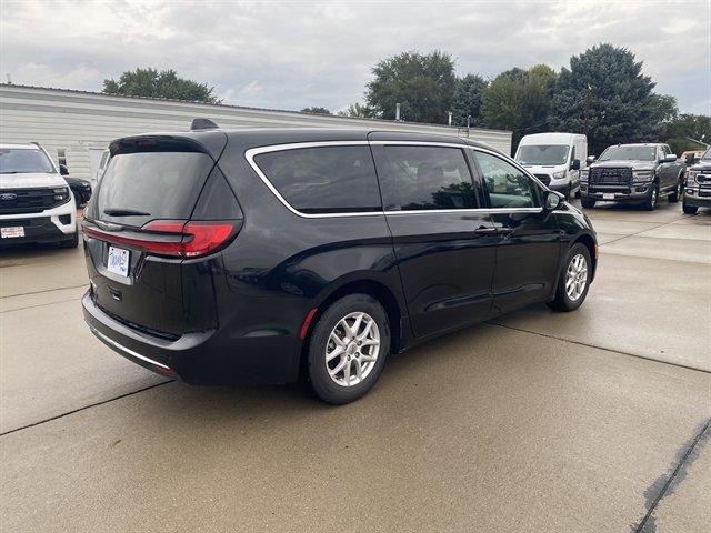 Used 2024 Chrysler Pacifica Touring-L FWD image 11