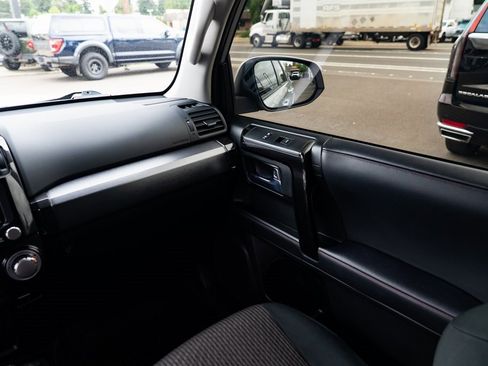 Used 2022 Toyota 4Runner TRD Off-Road image 10