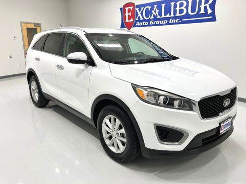 Used 2016 Kia Sorento LX image 3