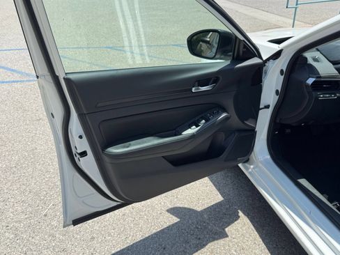 Used 2025 Nissan Altima 2.5 SV FWD image 15