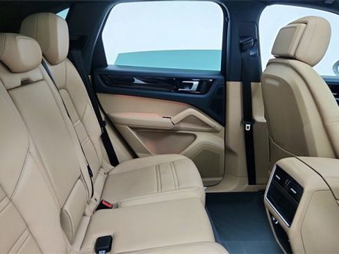 Used 2022 Porsche Cayenne image 24