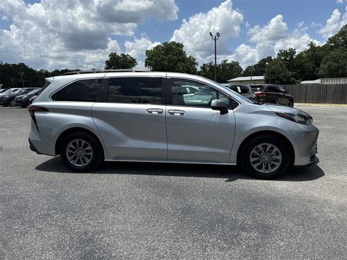 Used 2022 Toyota Sienna XLE image 6