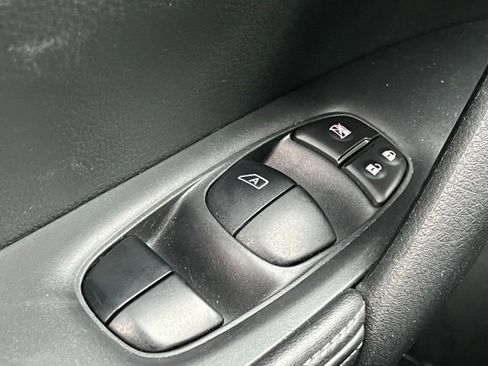 Used 2020 Nissan Rogue S image 21