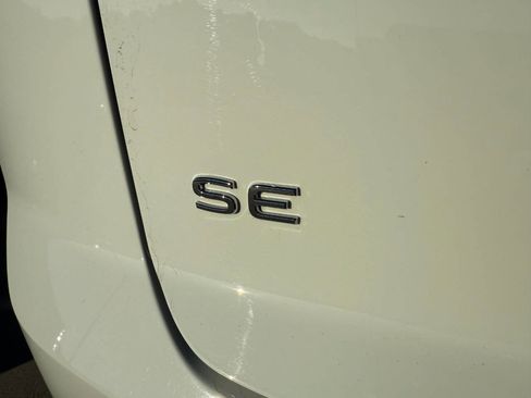 Used 2025 Volkswagen Atlas Cross Sport SE image 11