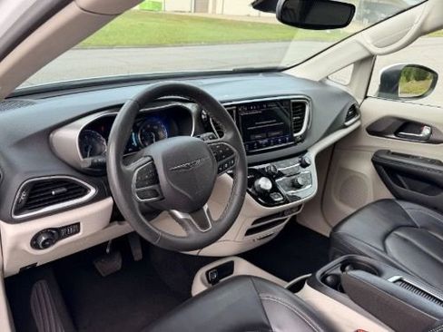 Used 2023 Chrysler Pacifica Touring-L FWD image 4