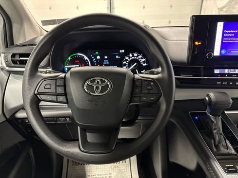Used 2026 Toyota Sienna LE FWD image 18