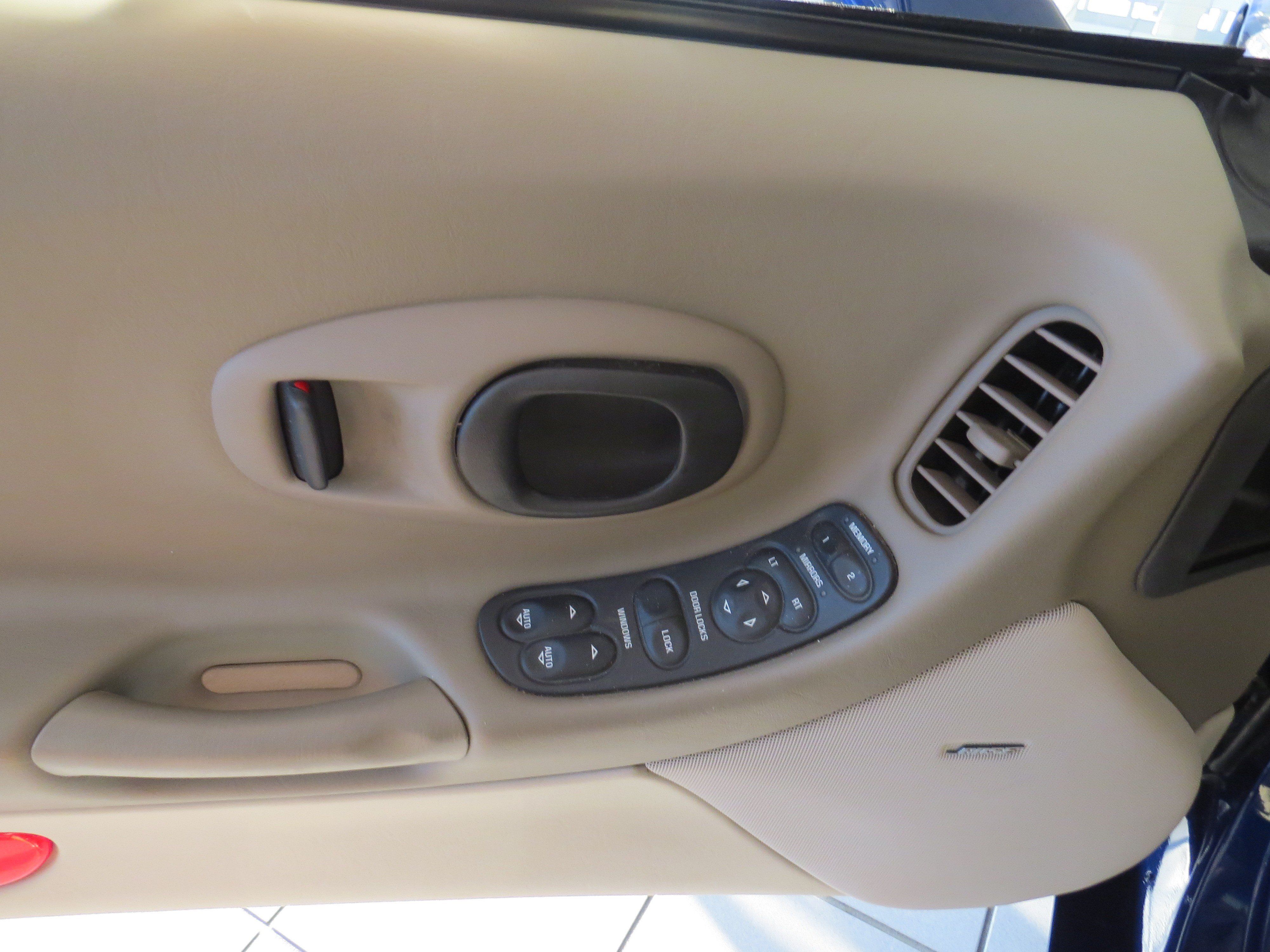 Used 2004 Chevrolet Corvette Convertible w/ Preferred Equipment Group RWD image 16