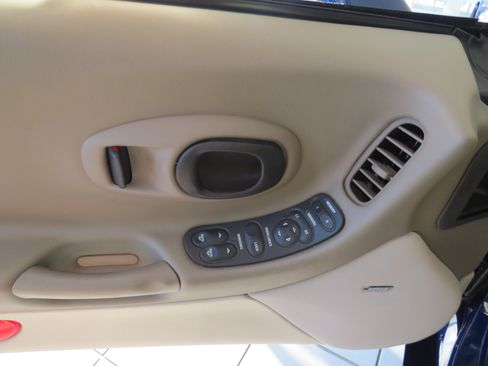 Used 2004 Chevrolet Corvette Convertible w/ Preferred Equipment Group RWD image 16