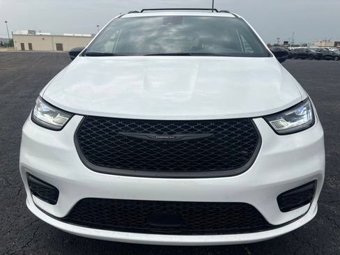 Used 2024 Chrysler Pacifica Limited w/ Uconnect Theater Family Group FWD image 2