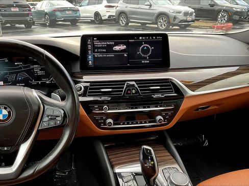 Used 2021 BMW 530e xDrive image 9