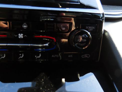 Used 2023 Jeep Grand Cherokee L Laredo image 30