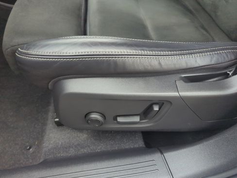 Used 2021 Volvo XC40 T5 R-Design w/ Climate Package image 14