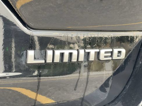 Used 2024 Jeep Grand Cherokee Limited w/ Luxury Tech Group II AWD/4WD image 8