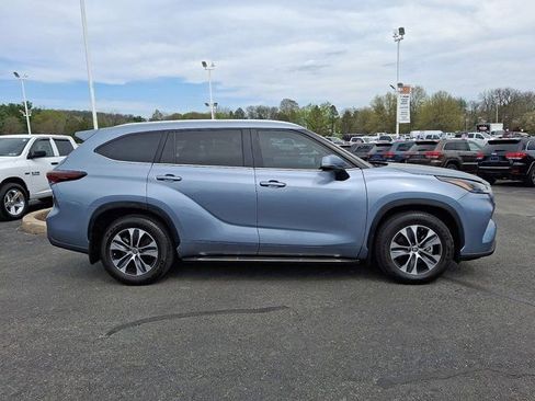 Used 2024 Toyota Highlander XLE FWD image 9