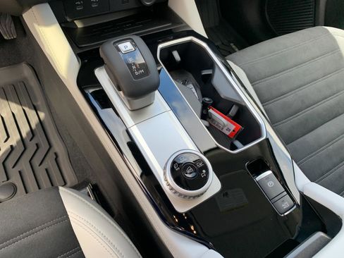 New 2025 Mitsubishi Outlander SE image 17