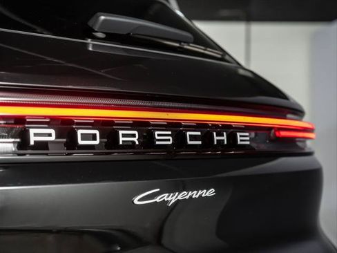 Used 2025 Porsche Cayenne AWD/4WD image 31