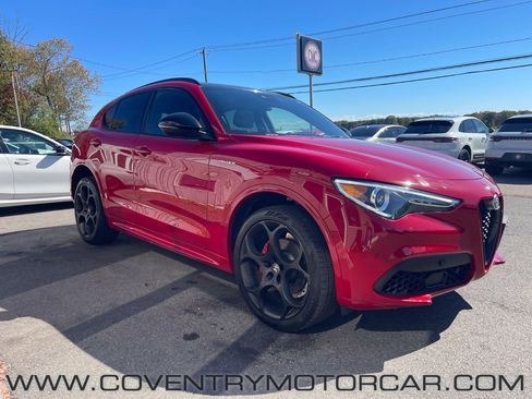 Used 2022 Alfa Romeo Stelvio Veloce image 4