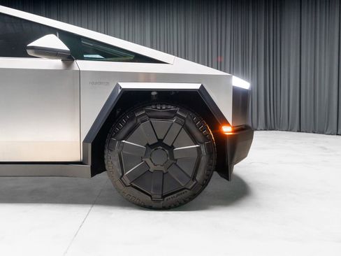 Used 2024 Tesla Cybertruck AWD Crew Cab image 4