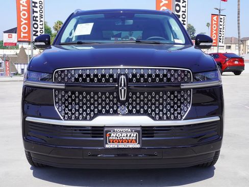 Used 2026 Lincoln Navigator L Reserve AWD/4WD image 3