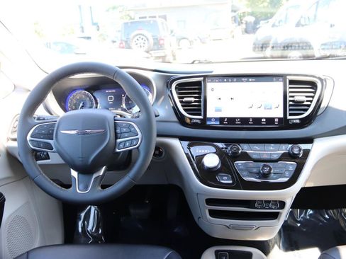Used 2024 Chrysler Pacifica Touring-L FWD image 19