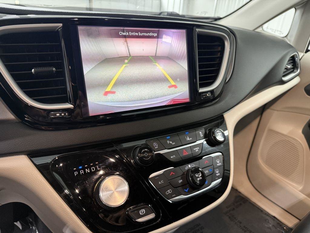 Used 2023 Chrysler Pacifica Touring-L FWD image 18