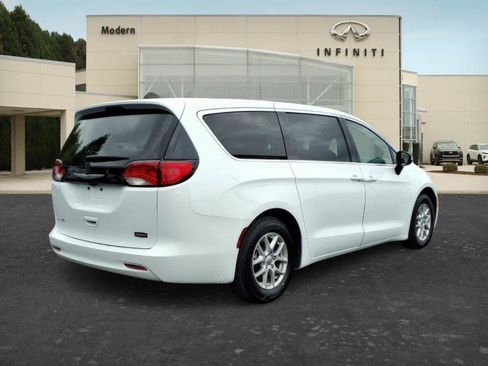 Used 2023 Chrysler Voyager LX FWD image 6