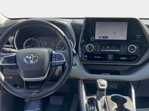 Used 2023 Toyota Highlander XLE AWD/4WD image 12
