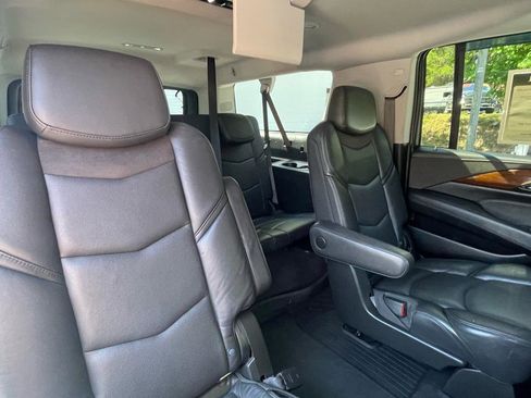 Used 2020 Cadillac Escalade ESV Luxury AWD/4WD image 29
