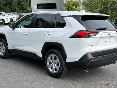 Used 2022 Toyota RAV4 LE FWD image 3