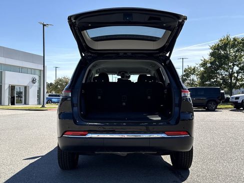 Used 2023 Jeep Grand Cherokee Laredo w/ Luxury Tech Group I image 12