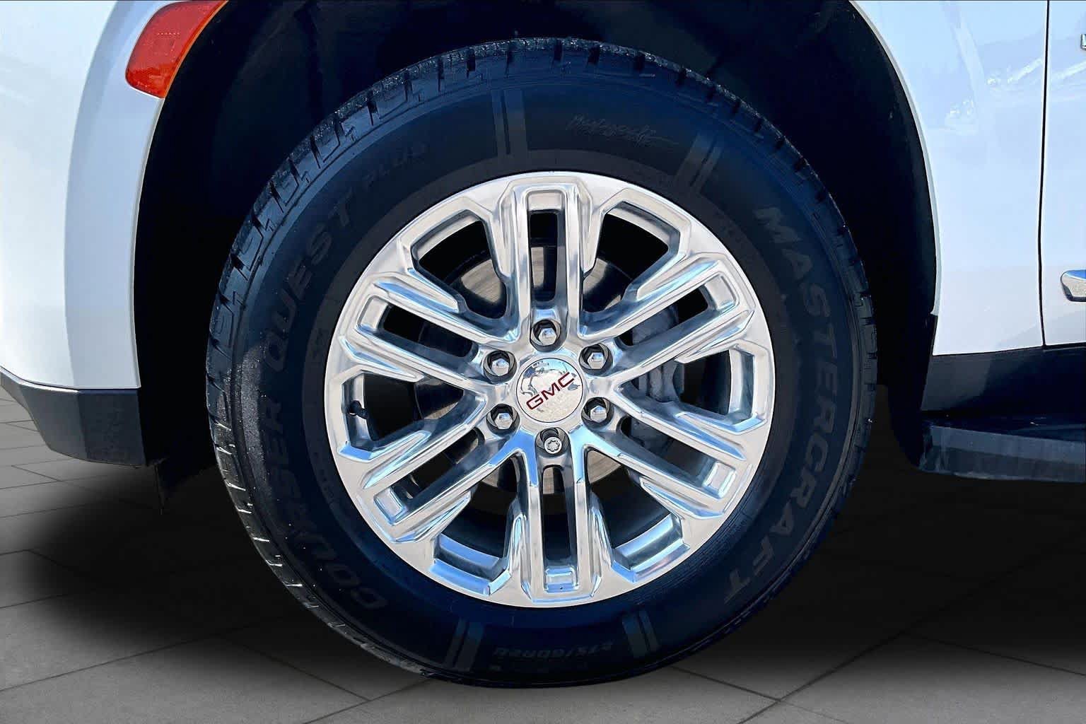 Used 2023 GMC Yukon SLT AWD/4WD image 11