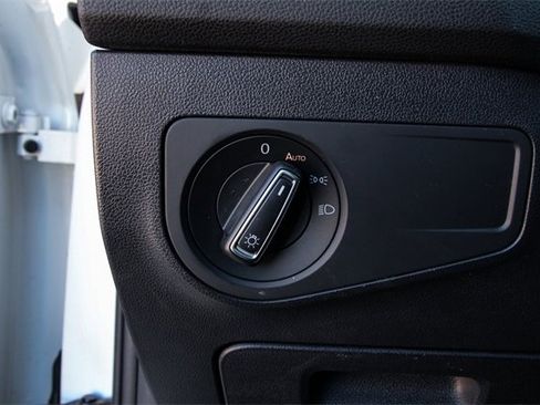 Used 2020 Volkswagen Tiguan SE w/ Panoramic Sunroof Package image 16