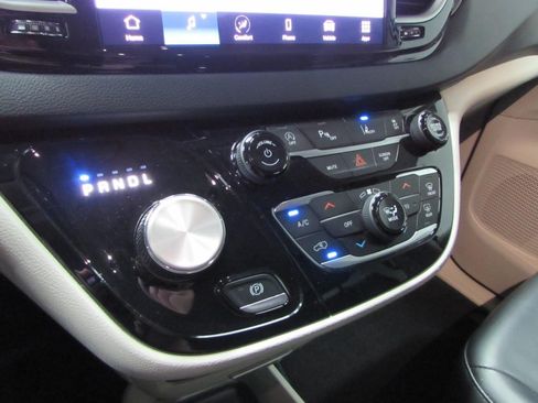 Used 2023 Chrysler Pacifica Touring-L FWD image 31