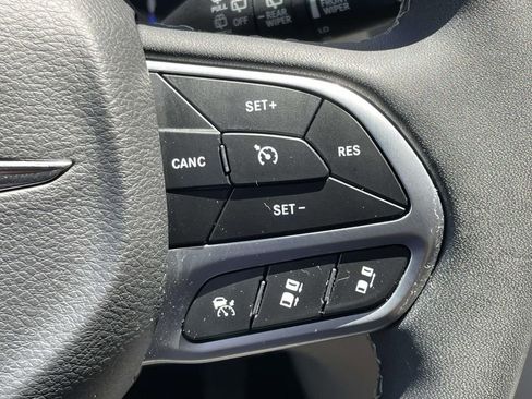 Used 2023 Chrysler Pacifica Touring-L FWD image 23