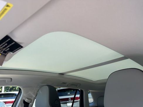 New 2025 Volkswagen Tiguan SE image 11