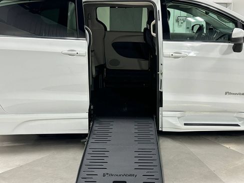 Used 2023 Chrysler Pacifica Touring-L FWD image 29