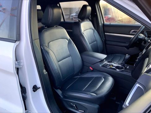 Used 2018 Ford Explorer XLT w/ Equipment Group 202A image 8