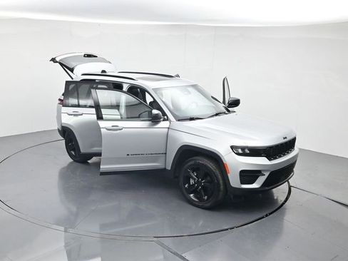 Used 2024 Jeep Grand Cherokee Altitude image 44