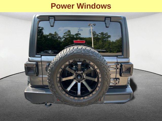 Used 2018 Jeep Wrangler Unlimited Sahara AWD/4WD image 9