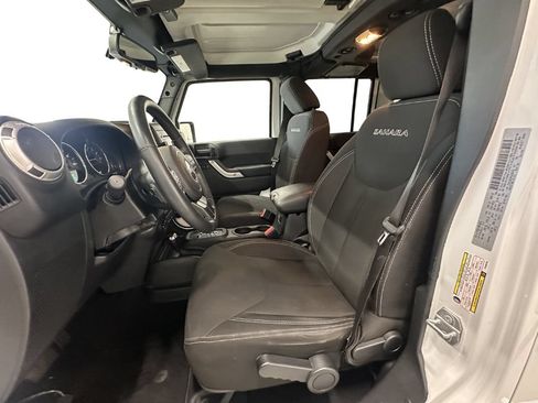 Used 2017 Jeep Wrangler Unlimited Sahara w/ Connectivity Group AWD/4WD image 12