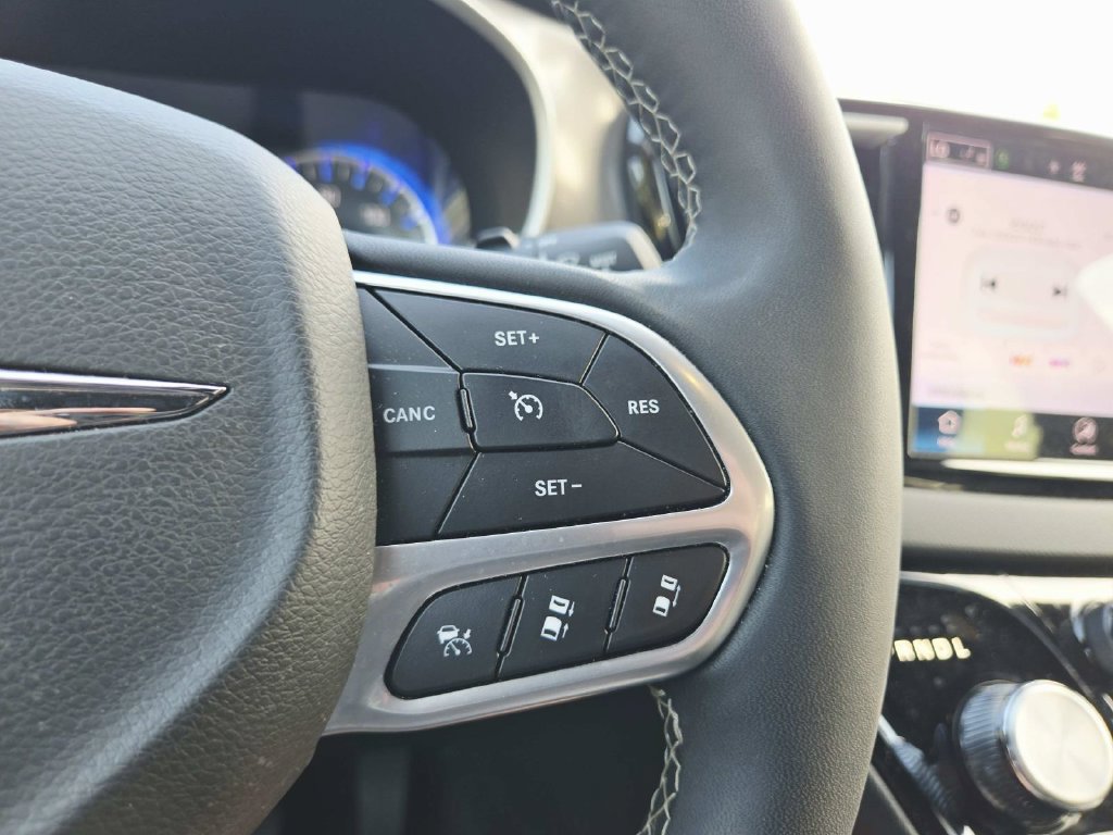 Used 2025 Chrysler Pacifica Select FWD image 21