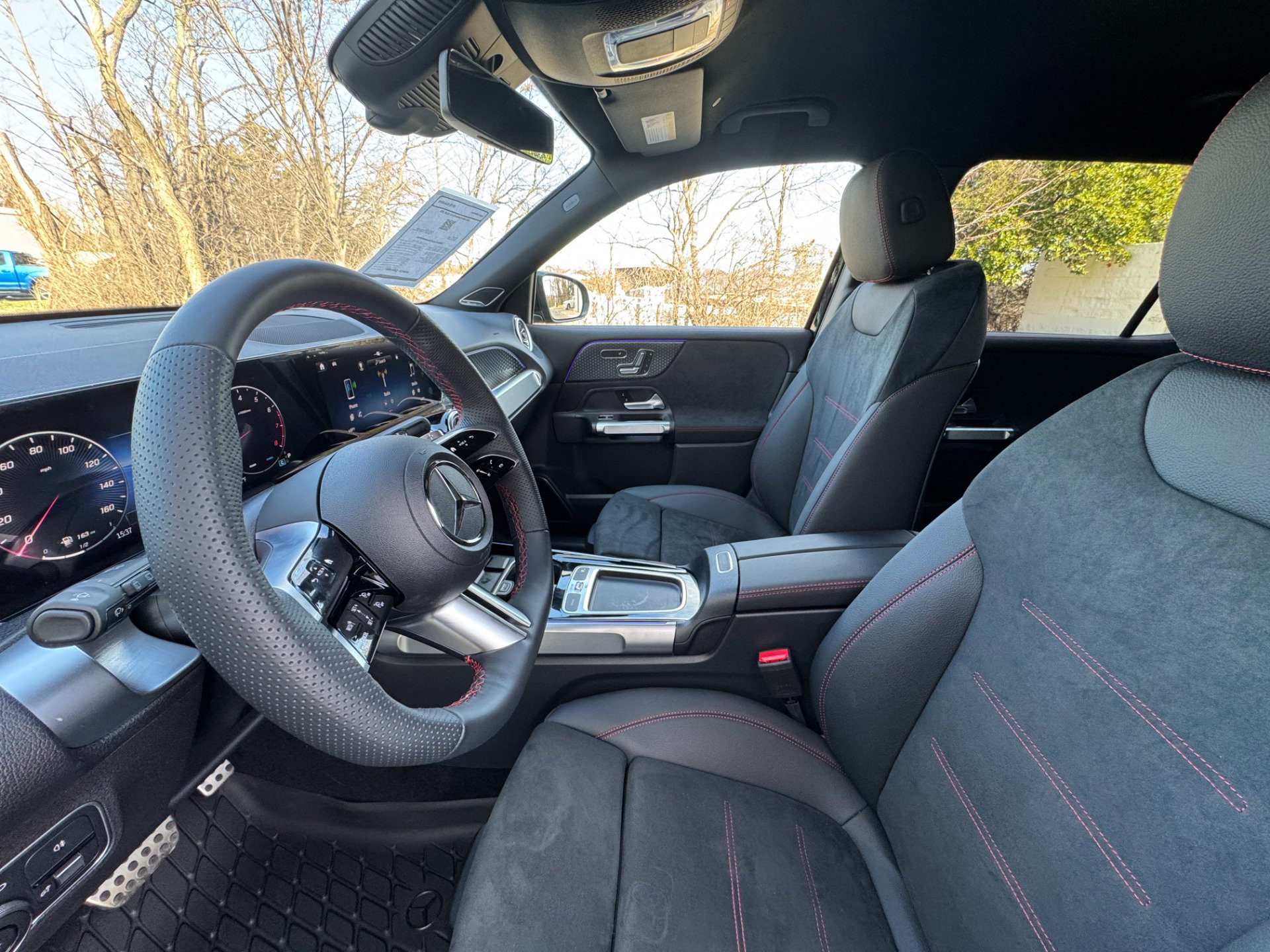 Used 2025 Mercedes-Benz GLB 250 w/ AMG Night Package image 9