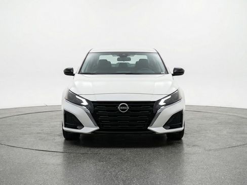 Used 2025 Nissan Altima 2.5 SV image 2