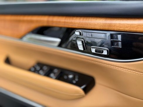 Used 2022 Jeep Grand Wagoneer Series III w/ Rear Seat Video Group 1 AWD/4WD image 26