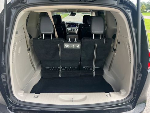 Used 2021 Chrysler Pacifica Touring-L FWD image 23