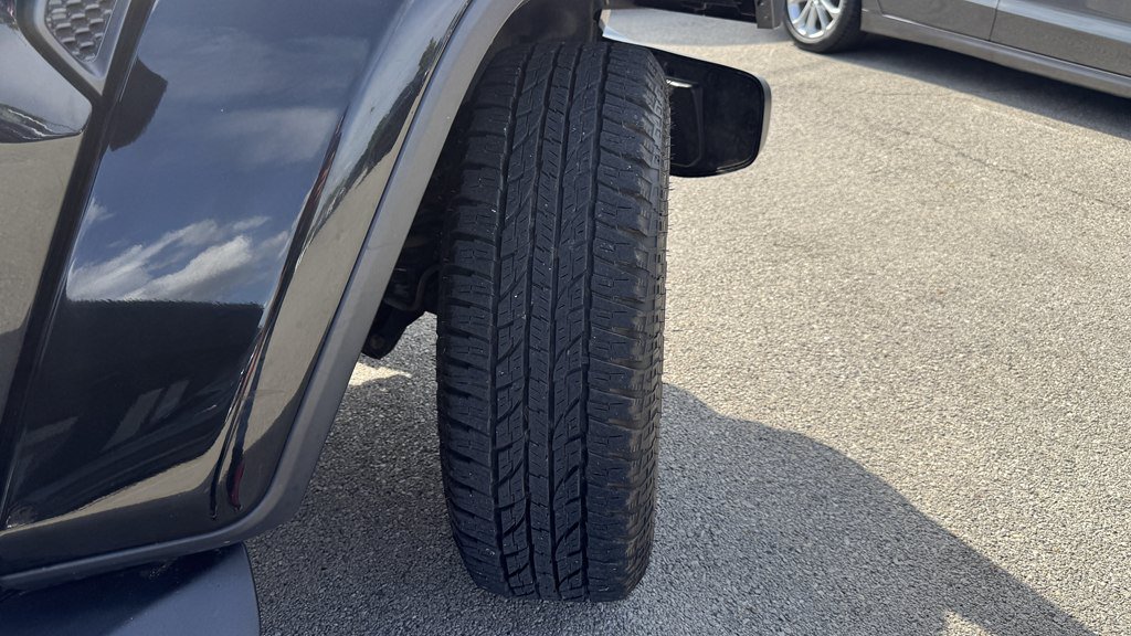 Used 2018 Jeep Wrangler Unlimited Sahara AWD/4WD image 12