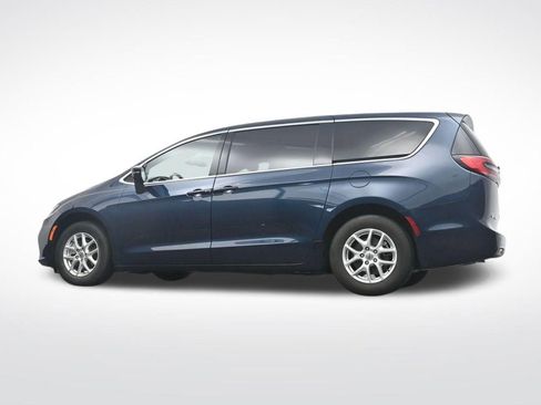 Used 2025 Chrysler Pacifica Select FWD image 36