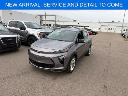 Used 2023 Chevrolet Bolt EUV LT w/ Comfort Package FWD image 2