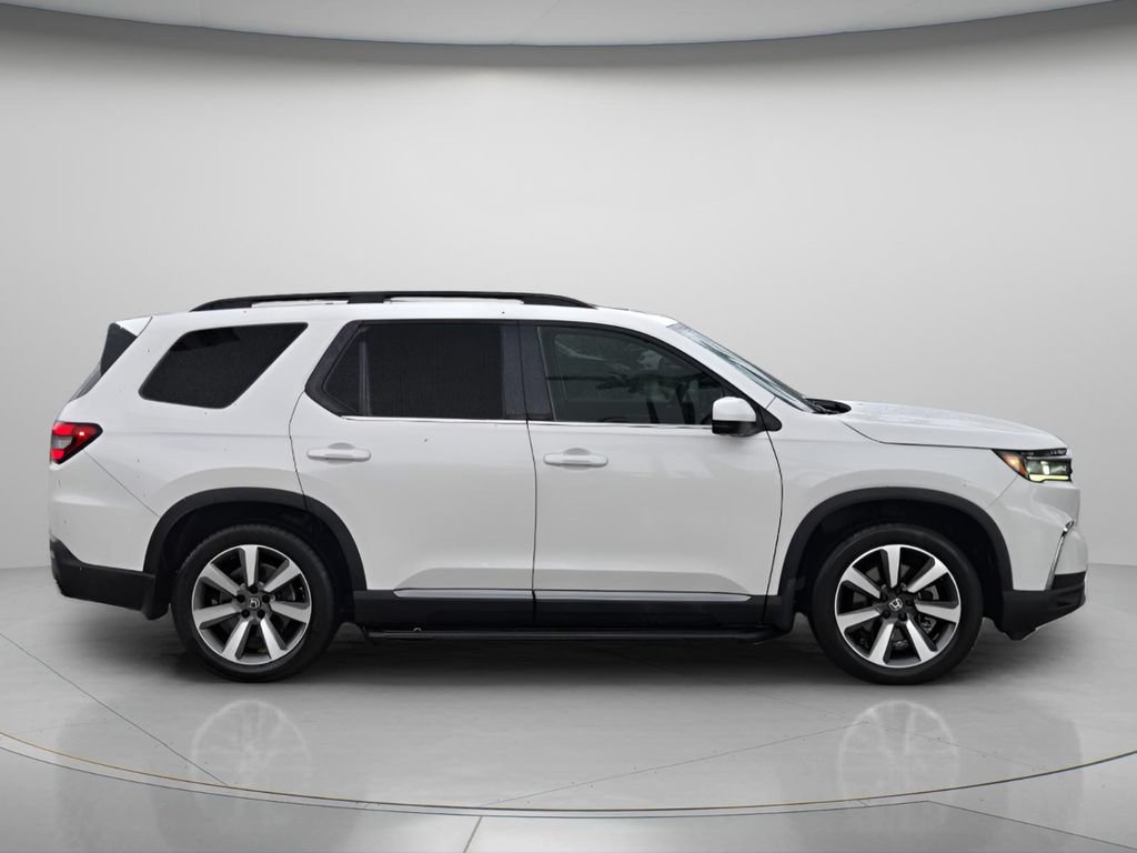 Certified 2025 Honda Pilot Touring image 3