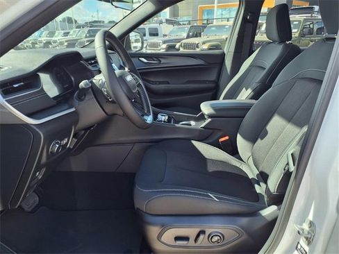 New 2025 Jeep Grand Cherokee L Laredo image 11